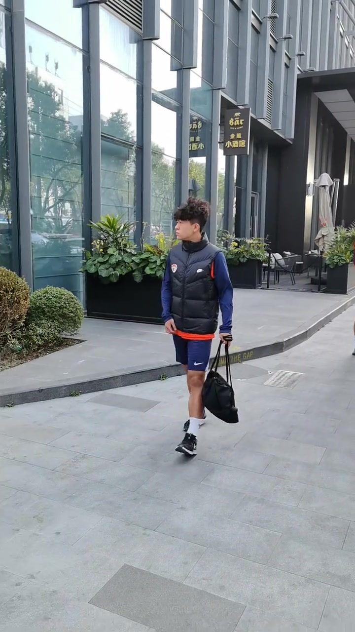 加盟中超队！16岁邝兆镭今天参加与青岛海牛会合后的第二堂训练课
