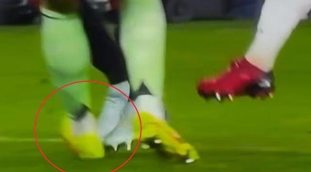 库尔图瓦踩脚送点！龙赛罗晒图怒批：对手夸张倒地，这就是表演