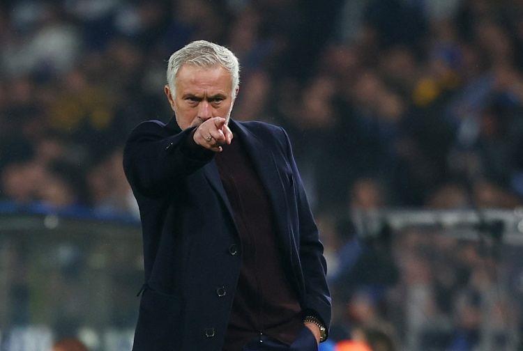 世体：穆里尼奥红牌停赛，可以在酒店看欧冠或去伯纳乌包厢观战