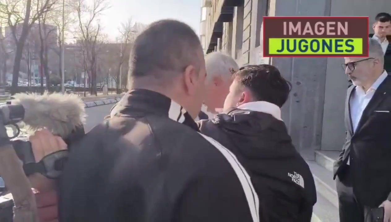 故地重游！穆里尼奥在马德里街头散步，与球迷合影