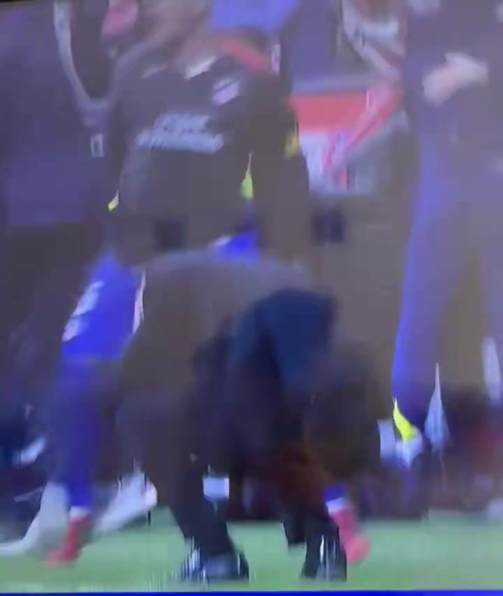 胆子这么大？瑟尔洛特破门后，略伦特直接把西蒙尼推翻在地