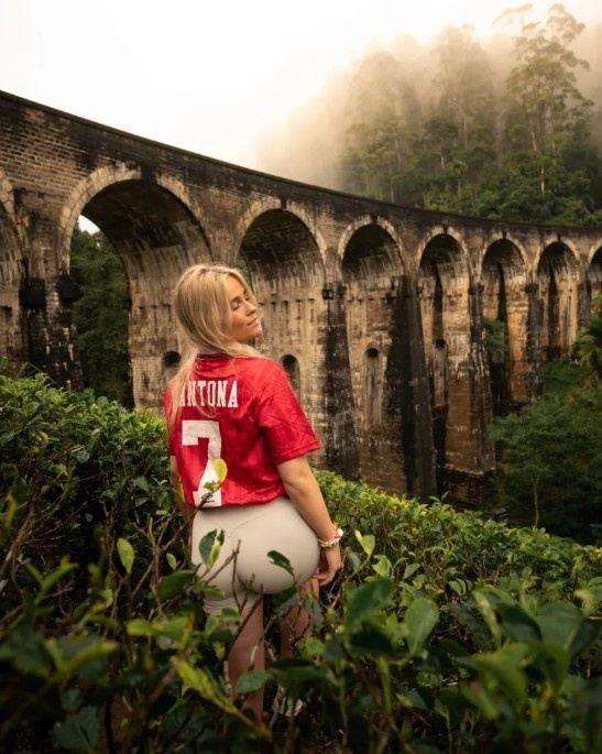 太阳报：曼联最性感女球迷身着坎通纳复古球衣，引发球迷热议