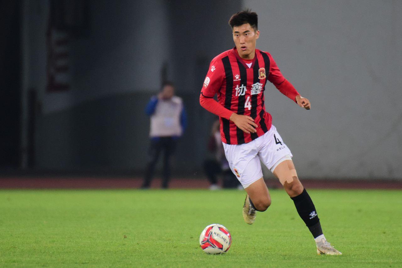 德转显示广东广州豹免签31岁中场肖鲲，25万元从浙江队租借王俊杰