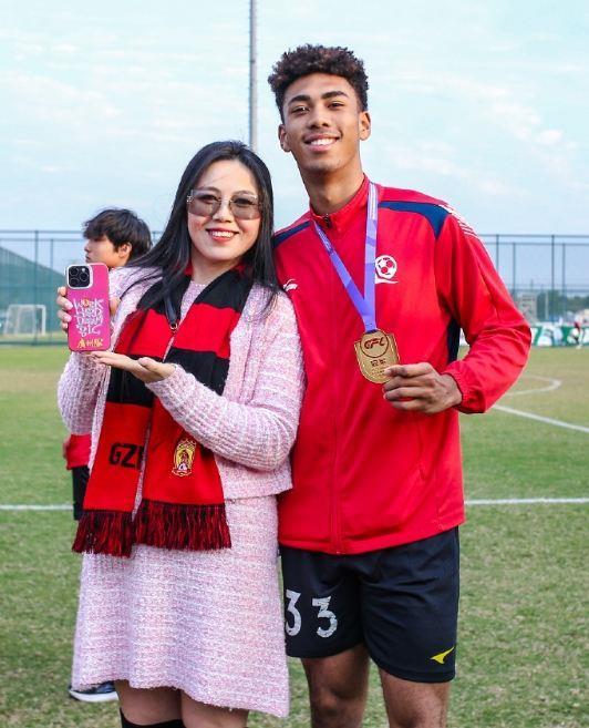 张洪福母亲感谢恒大足校：树高千尺不忘根，人行千里莫忘本