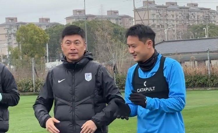 冯劲：海港边锋多来大连能多踢比赛 大连主场压迫感强且球迷懂球