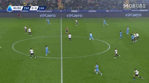 竞争普斯卡什意甲赛场惊现超远世界波，边线附近起脚轰门入网
