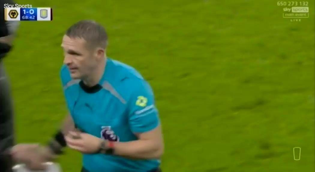 人有三急狼队vs维拉主裁鲍森临时中断比赛离场，2分钟后返回