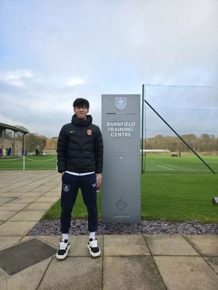 辽宁铁人官方：祝张家鸣留洋一帆风顺早日立足英超，未来为国征战