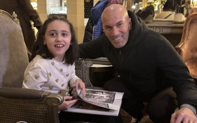 法媒：齐达内帮助一位患有罕见病的小女孩筹款，亲自现身活动