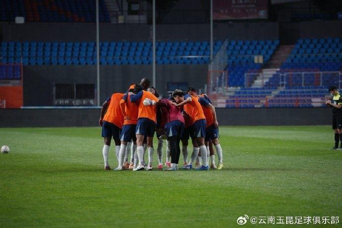 今晚19:00我们在高体内场进行了一场队内对抗赛，橙队8:0击败白队