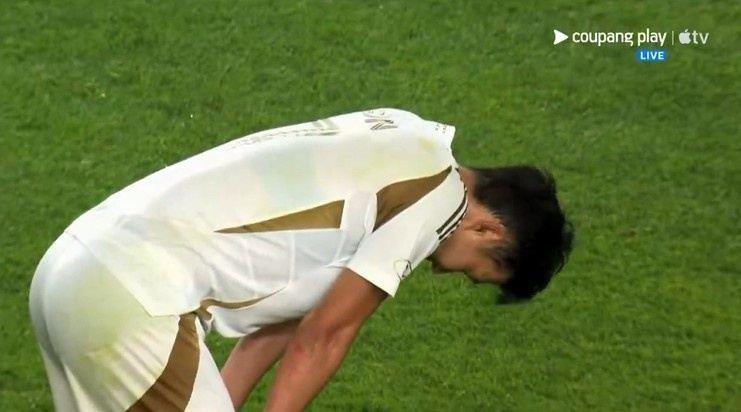 33岁是个坎？孙兴慜造2红但多次失良机，2轮0球赛后扶膝摇头叹气