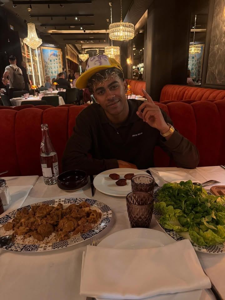 开斋！亚马尔斩获生涯首帽后晒晚餐，餐盘里是三颗椰枣