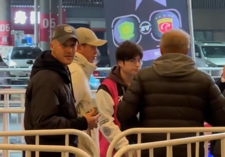 考察对手？记者：申花主帅斯卢茨基来到现场观看超级杯