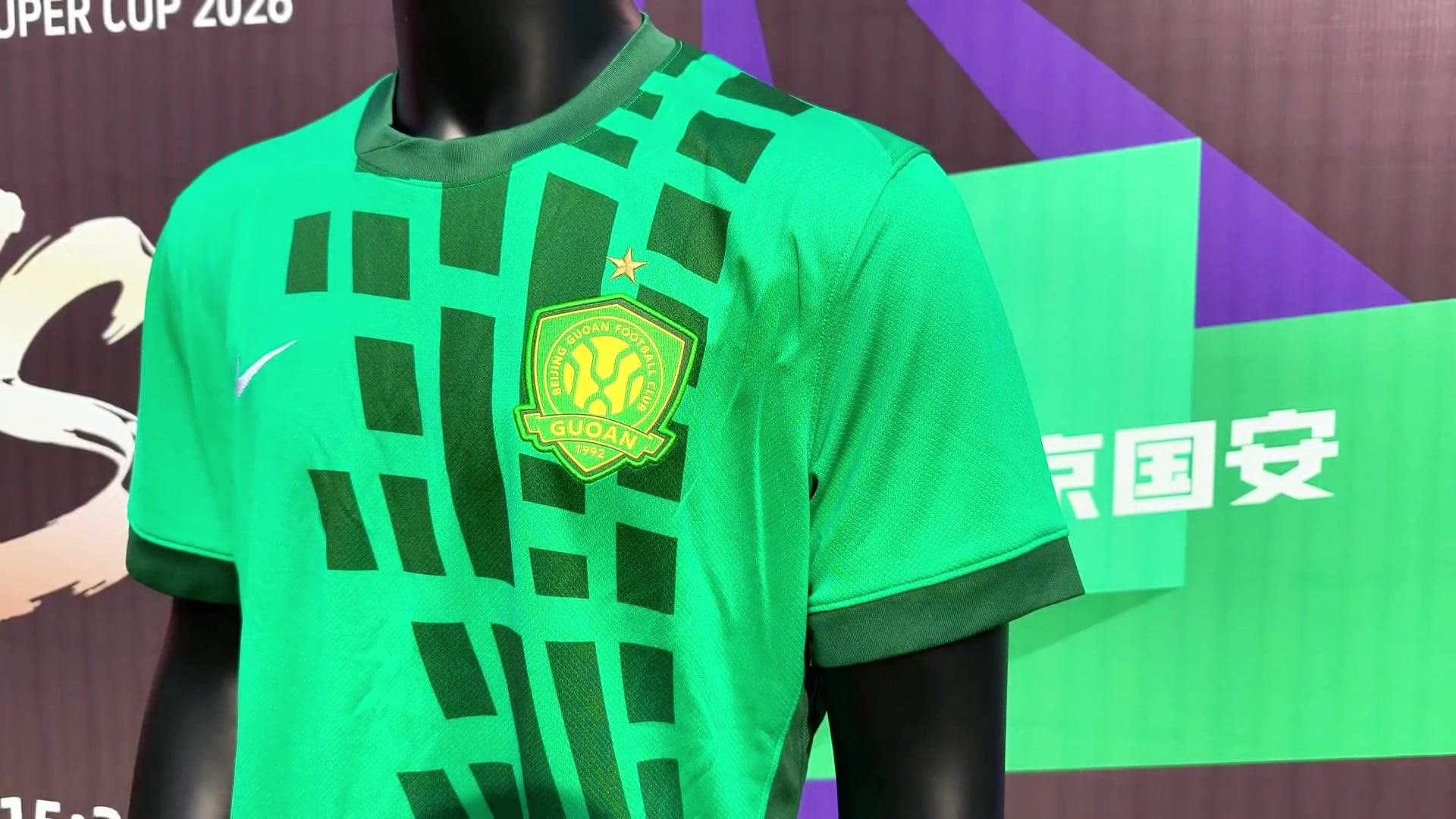 超级杯来到南京新街口，海港吉祥物伊戈国安吉祥物京狮与球迷互动