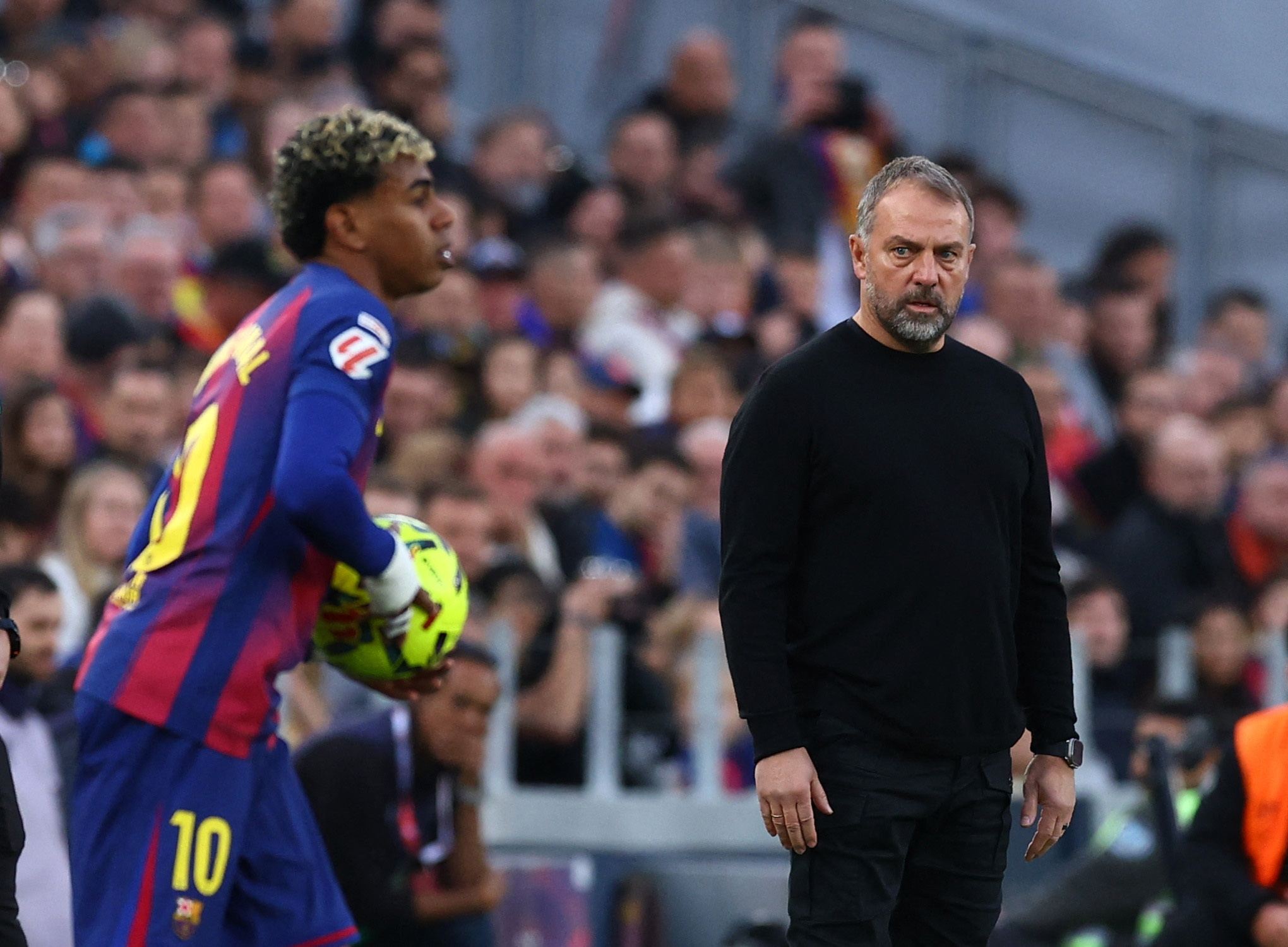 每体：亚马尔和加维训练迟到，弗里克很不高兴并指手表表示不满