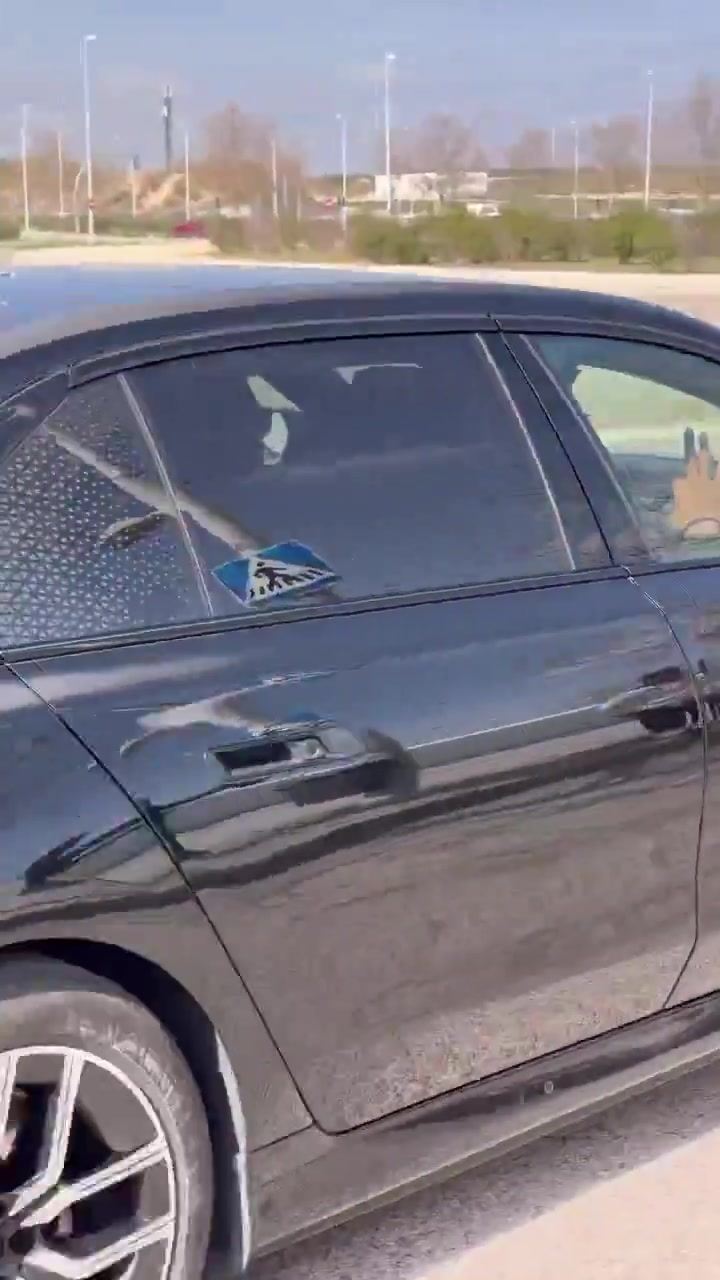 新司机上路！27岁姆巴佩终于拿到驾照，首次开车抵达皇马基地