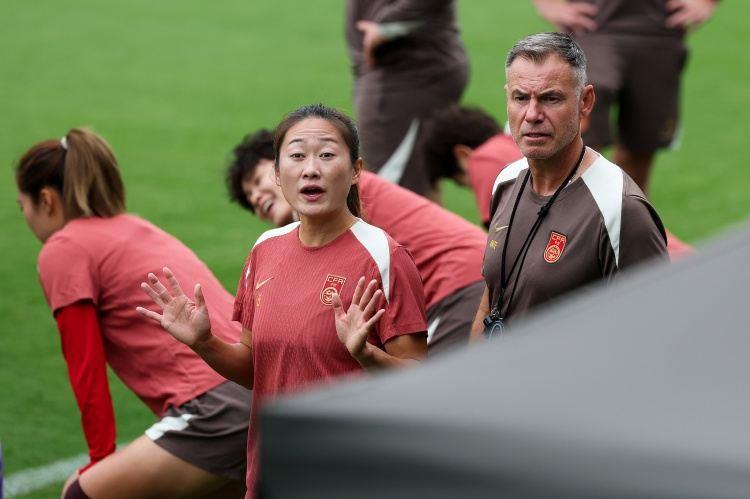 黄健翔点评女足前20分钟表现：队友之间传不了三脚，踢的太凌乱了