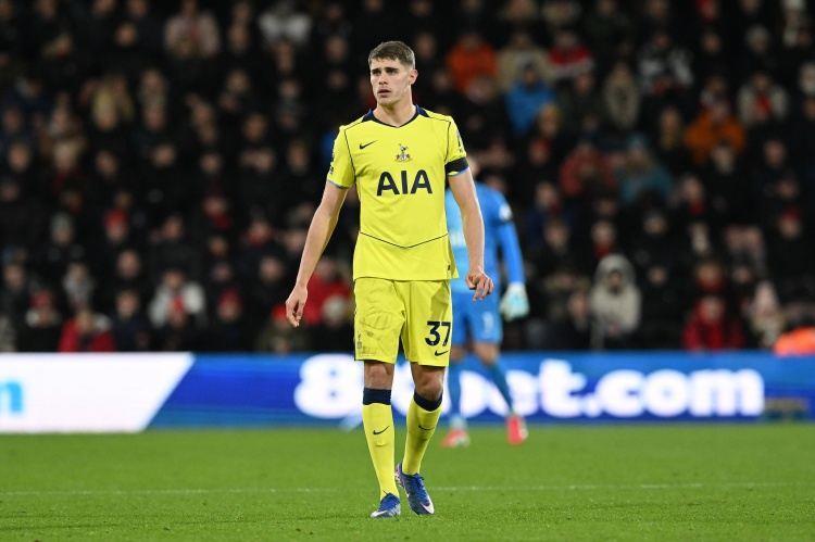 每体：范德芬符合巴萨寻找的后卫类型，球员市场估值6500万欧