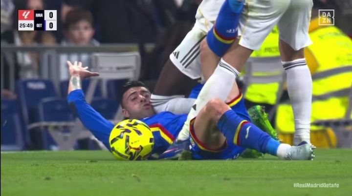 赫塔费后卫：吕迪格想把我脸撞碎，他是故意的，不知道VAR在干嘛