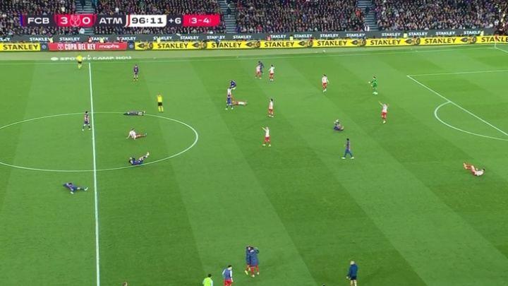 都燃尽了！哨响时刻，巴萨、马竞多名球员同时瘫倒在地