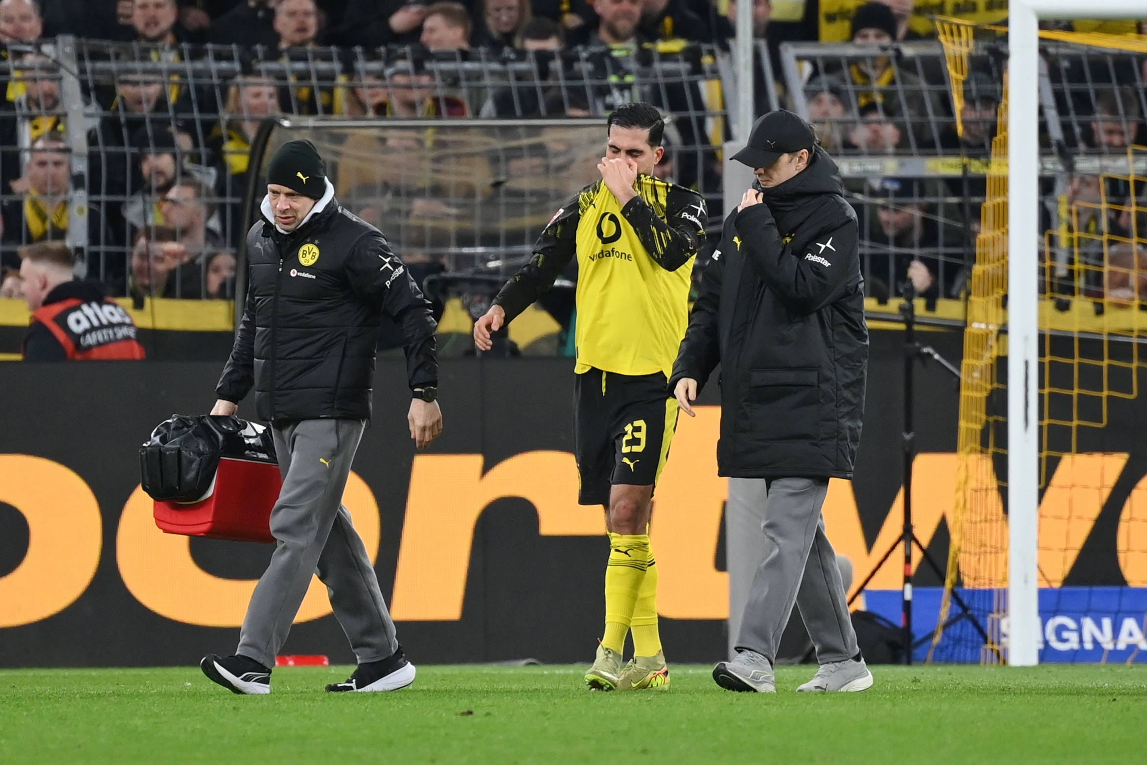 有情有义！多特总监里肯：会和重伤的詹谈续约，球员合同6月到期