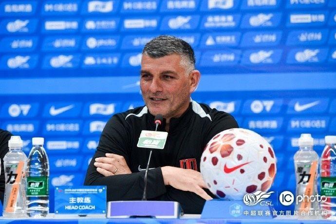 成都蓉城队主教练约翰·阿洛伊西和队长韦世豪出席赛前新闻发布会