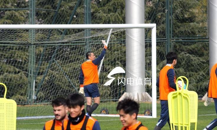 鲁媒报泰山赛前官训：王大雷脏辫新造型吸睛、五外援均现身训练场