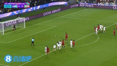 中国女足1-0领先！邵子钦被拉拽倒地造点，亲自主罚命中！