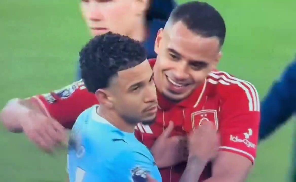 老乡防老乡补时被门线解围，萨维尼奥赛后被穆里略抱住很不爽