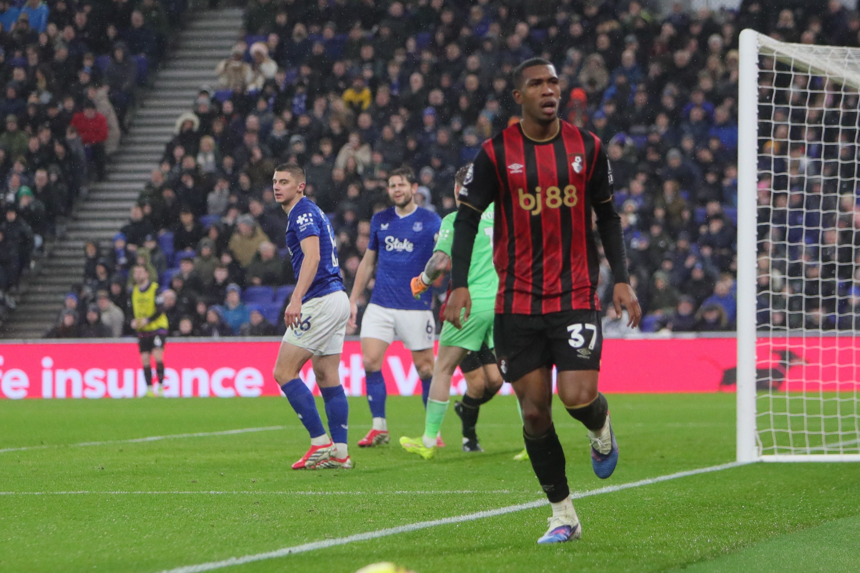 记者：拉扬拒绝多支欧冠豪门和沙特球队，选择在伯恩茅斯磨炼成长