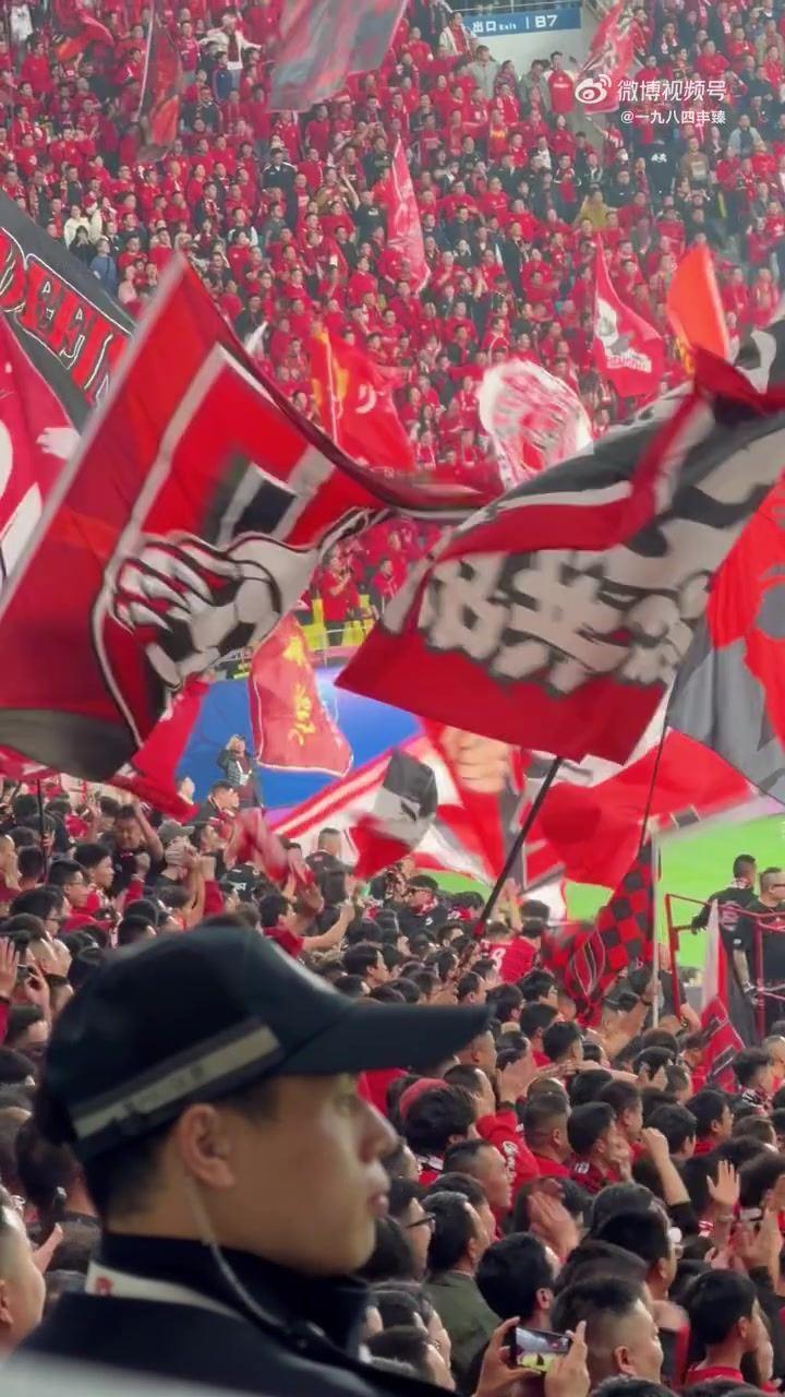 新援韦林顿·席尔瓦破门后，蓉城球迷在看台高喊“姆巴佩”