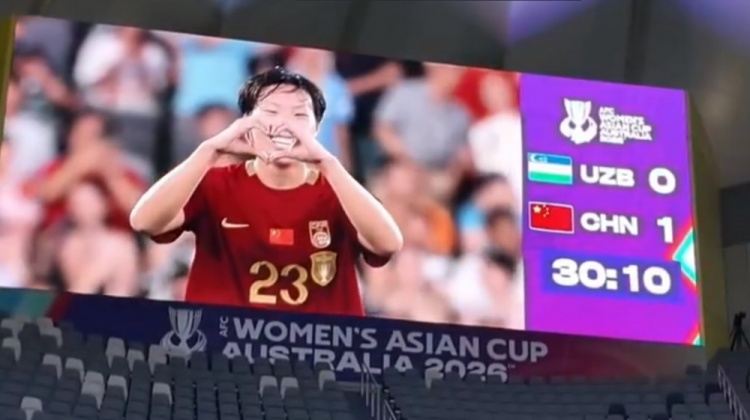 邵子钦进球后比心庆祝，王霜灵魂拷问：小邵这心比给谁的呀？