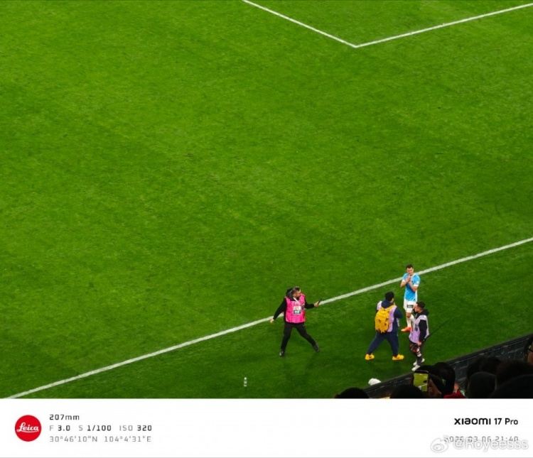 曾是蓉城队长！博主晒图：周定洋赛后谢场，向成都球迷鼓掌致意