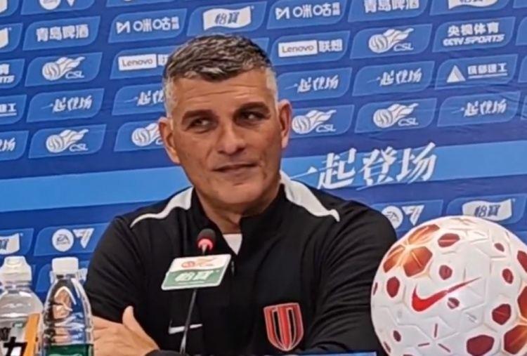 约翰·阿洛伊西：满意球员丢球后没有低头沮丧，红牌改变了比赛