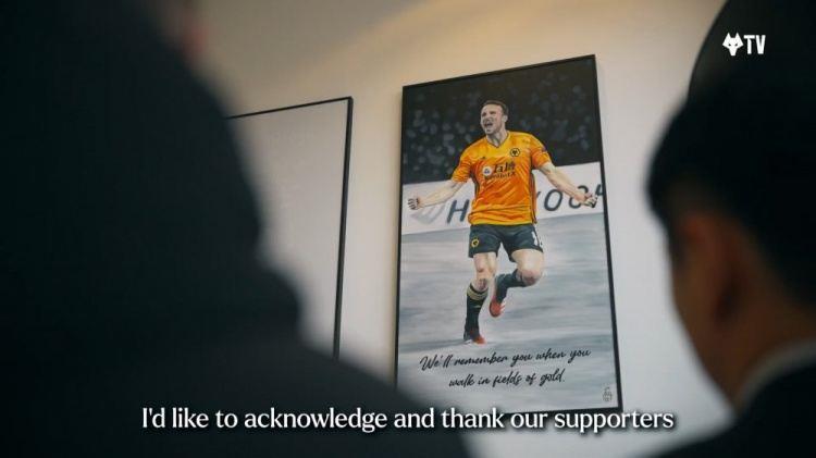 狼队纪念若塔的艺术品揭幕，用球迷献花制成的墨水绘制而成