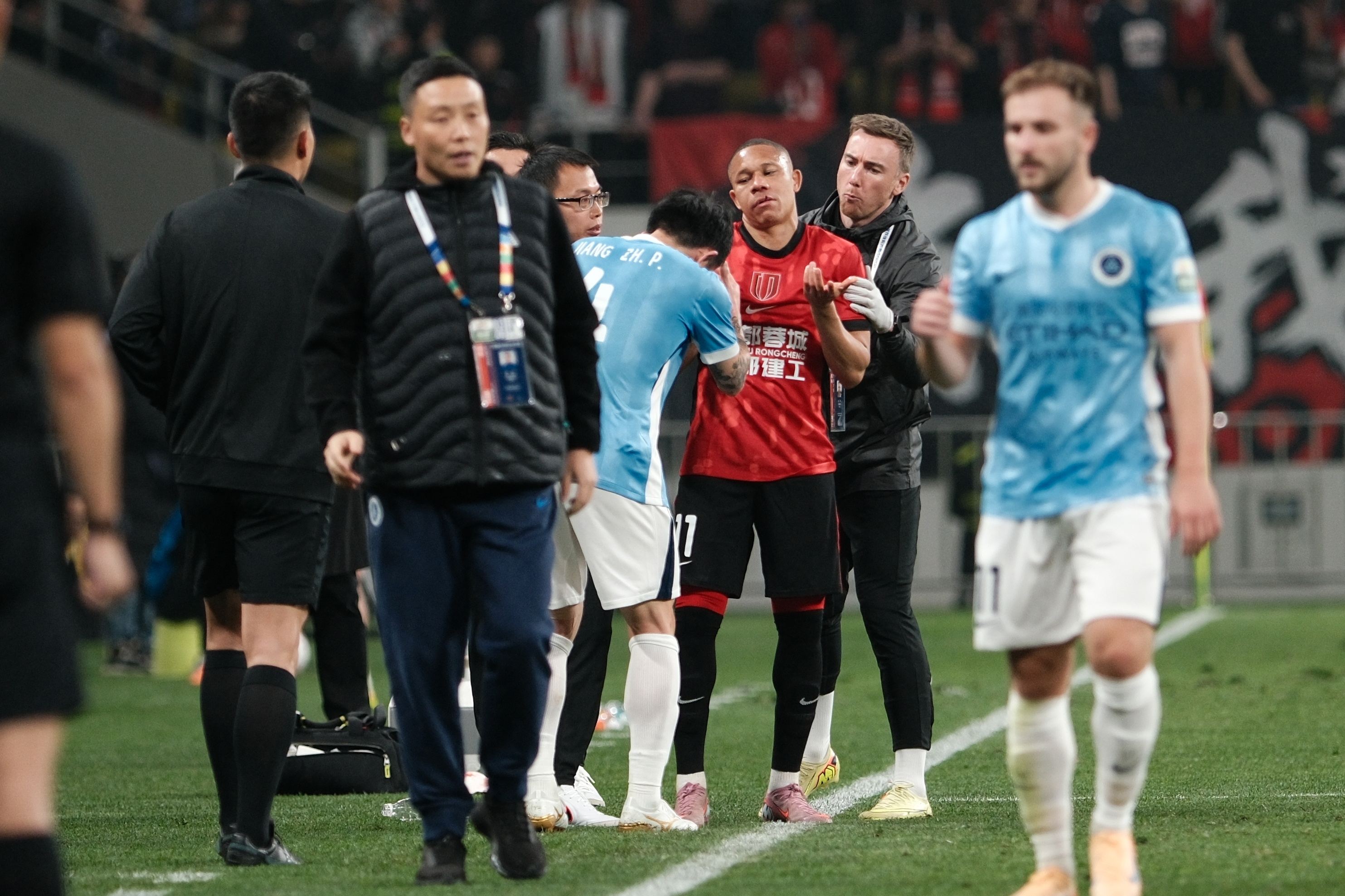 记者谈姜至鹏严重犯规：不管有无争议，红牌让比分1比0变1比5