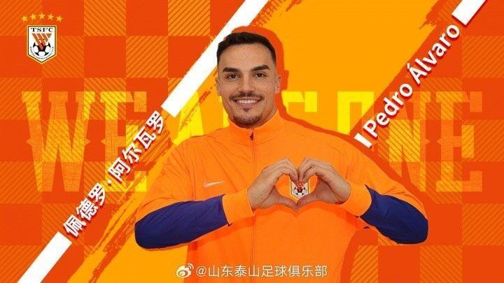 记者：阿尔瓦罗的意识、位置感毫无问题，总体上表现很不错