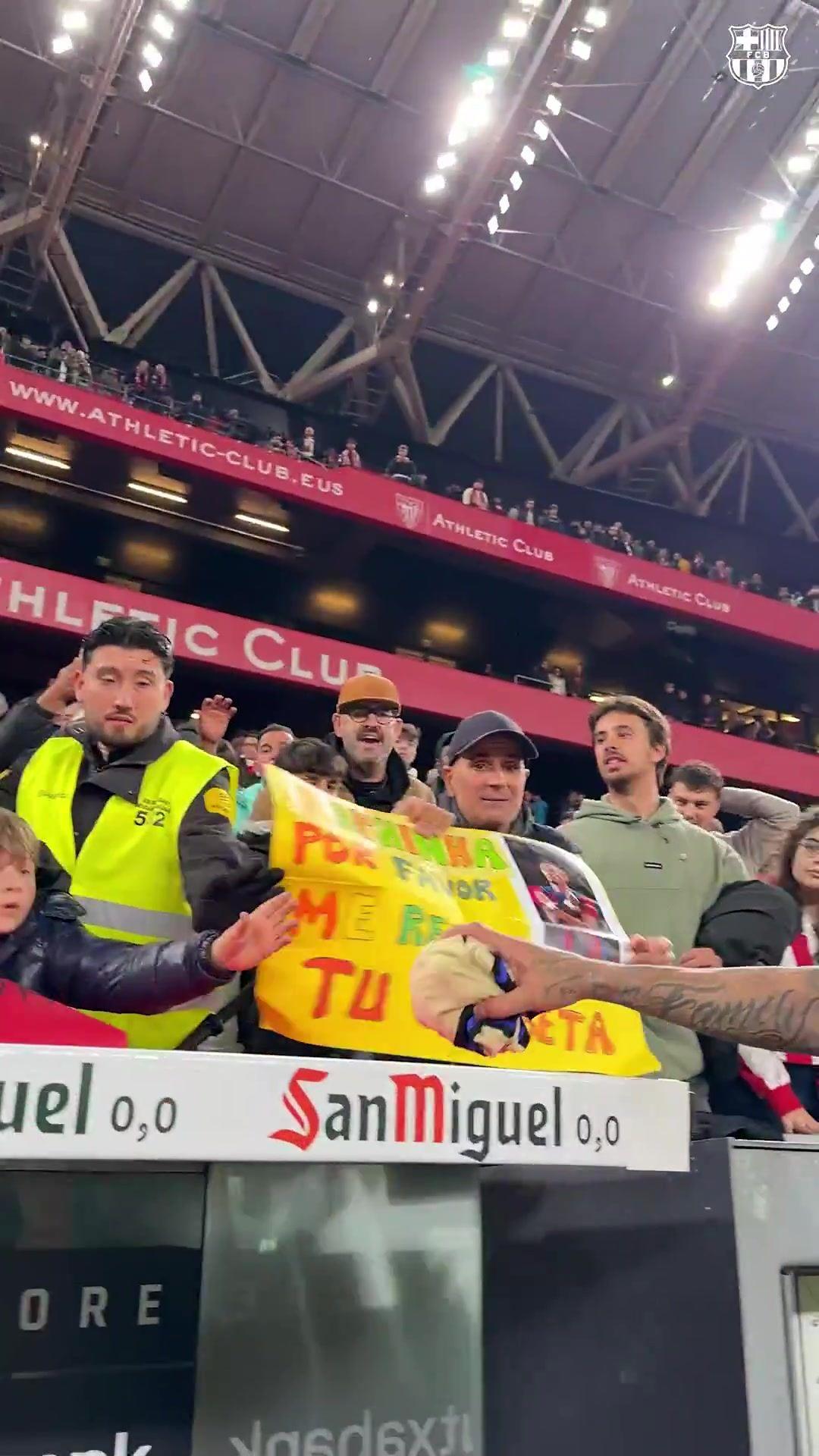 展现亲和力！拉菲尼亚赛后将球衣送给场边小球迷