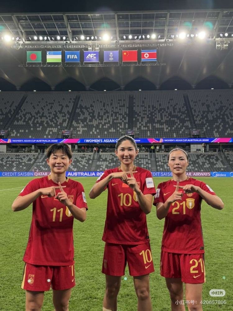 中国女足比十庆祝：第十座玫瑰梦想球场，送给陕西宜君的追风女孩