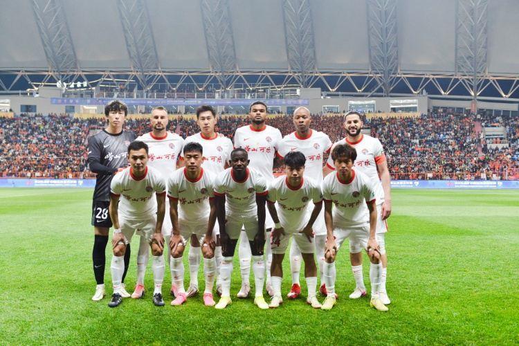 青岛媒体：海牛派出大批年轻队员大打对攻战，一改防守反击战术