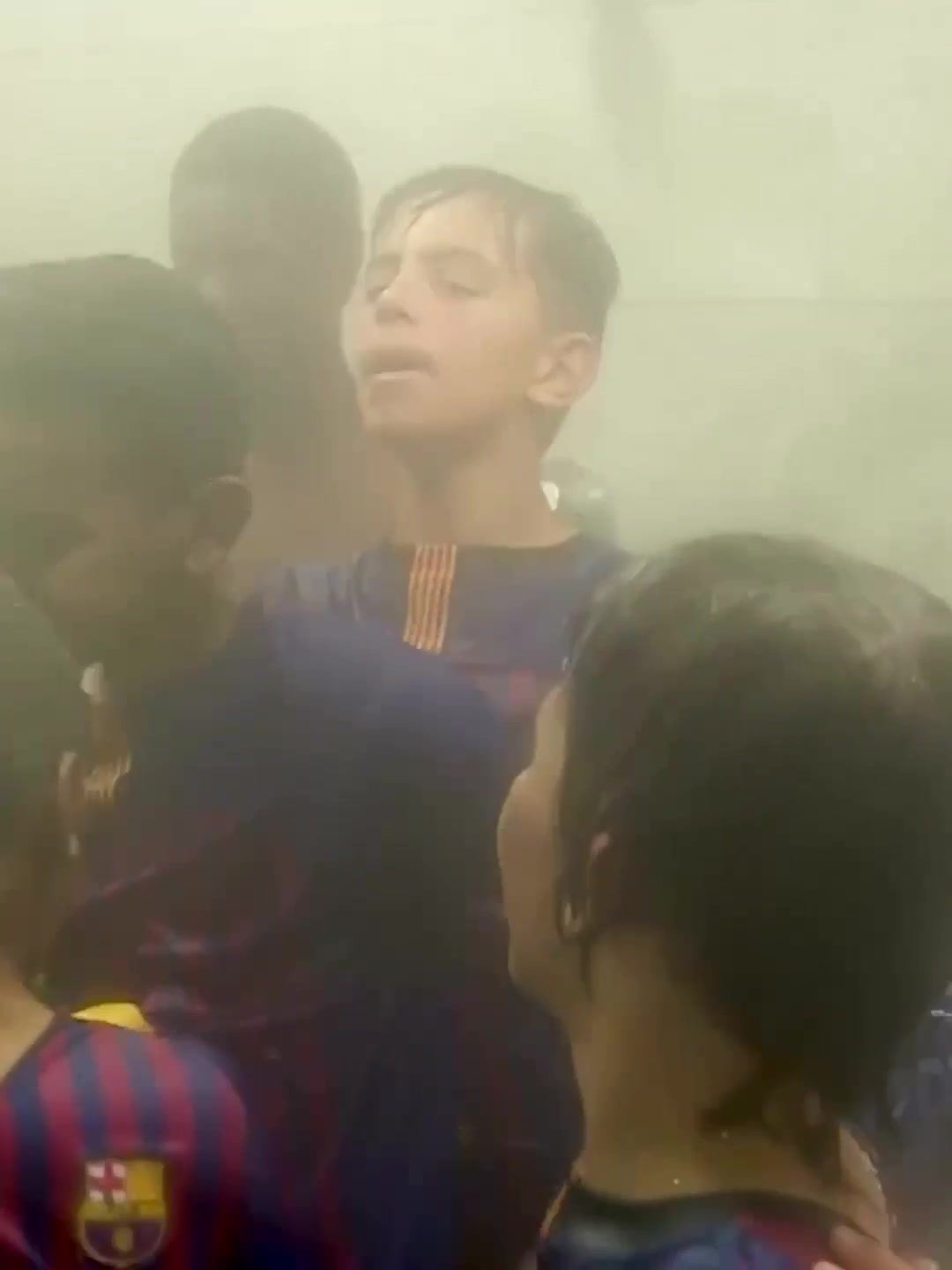 从小一起踢到大！亚马尔、贝尔纳尔、库巴西儿时庆祝视频走红网络