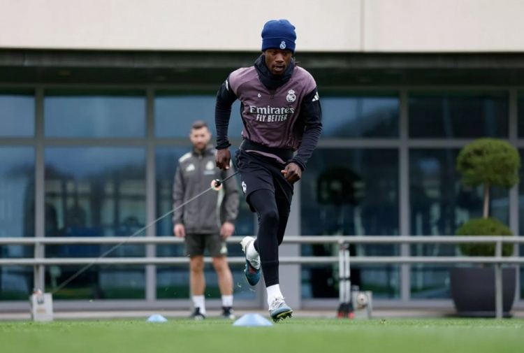 官方：皇马今日进行训练备战对阵曼城的比赛，卡马文加回归