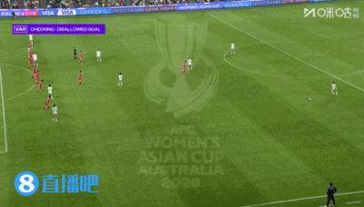 划线瞬间！画面显示，朝鲜女足防守球员腿部拖在最后