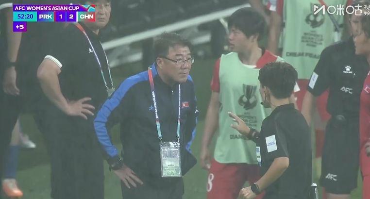 比赛中断！朝鲜女足抗议中国进球有效 主裁出黄牌 吹响半场结束哨