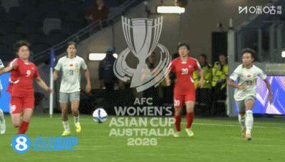 朝鲜女足逃过红牌？邵子钦遭对手蹬踏膝盖 VAR介入后裁判仅出黄牌