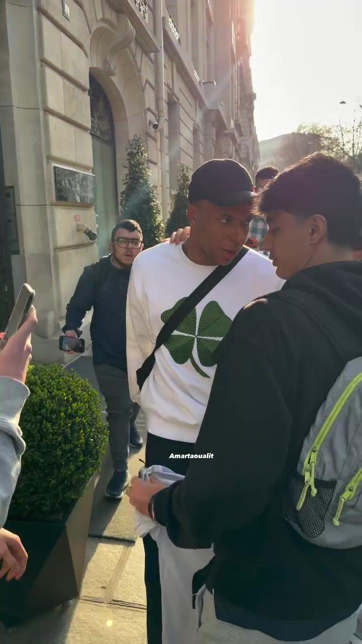 同框出现！姆巴佩与绯闻女友同车，在巴黎一同离开酒店返回马德里