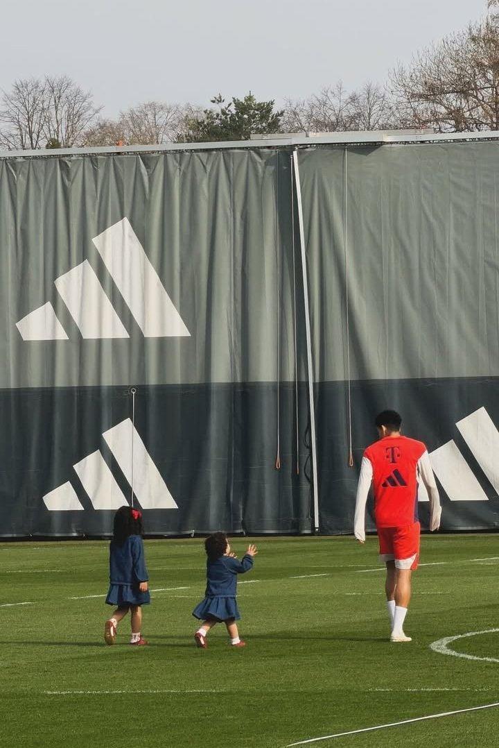 图片报：孔帕尼组织拜仁家庭日活动，现场提供了烧烤、冰淇淋车等