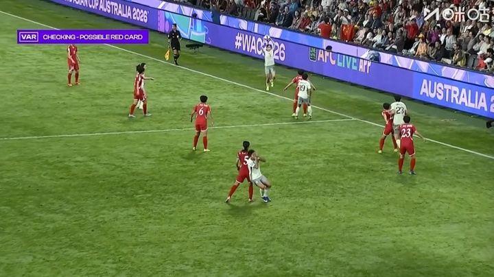 朝鲜女足球员肘击王霜，裁判经VAR介入后向对方出示黄牌