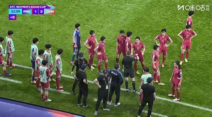 法新社：中国女足反超后，愤怒的朝鲜女足一度罢赛，主裁提前吹哨