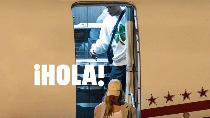 姆巴佩被拍到与26岁绯闻女友走下私人飞机，两人在巴黎共度数日